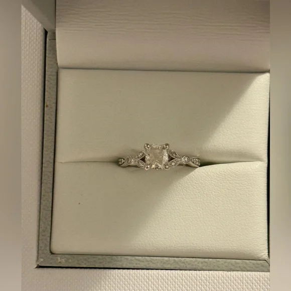 Elegant Silver cushion cut diamond engagement ring - Picture 3 of 11